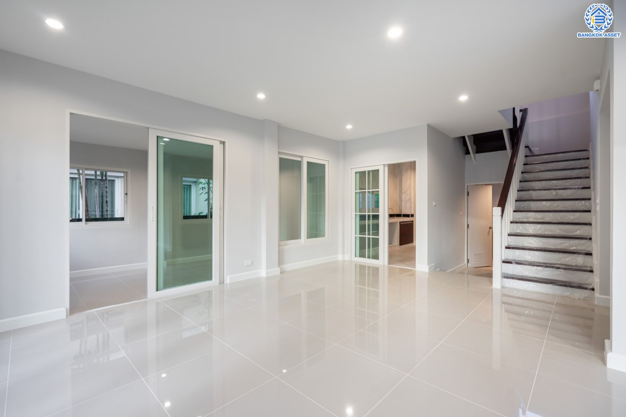 บ้านมือสองตกแต่งใหม่ ม.คาซ่าวิลล์ ราชพฤกษ์-รัตนาธิเบศร์2 แบรนด์ Q.House ต่อเติมครบพร้อมเข้าอยู่ เนื้อที่ 53.2 ตร.ว. ฟังก์ชันจัดเต็ม 3 ห้องนอน 3 ห้องน้ำ 1ห้องอเนกประสงค์ จอดรถได้ 2 คัน บนทำเลศักยภาพ ติดถนนราชพฤกษ์ และเพียง 10 นาทีถึงรถไฟฟ้า "สถานีบางรักน้อยท่าอิฐ"